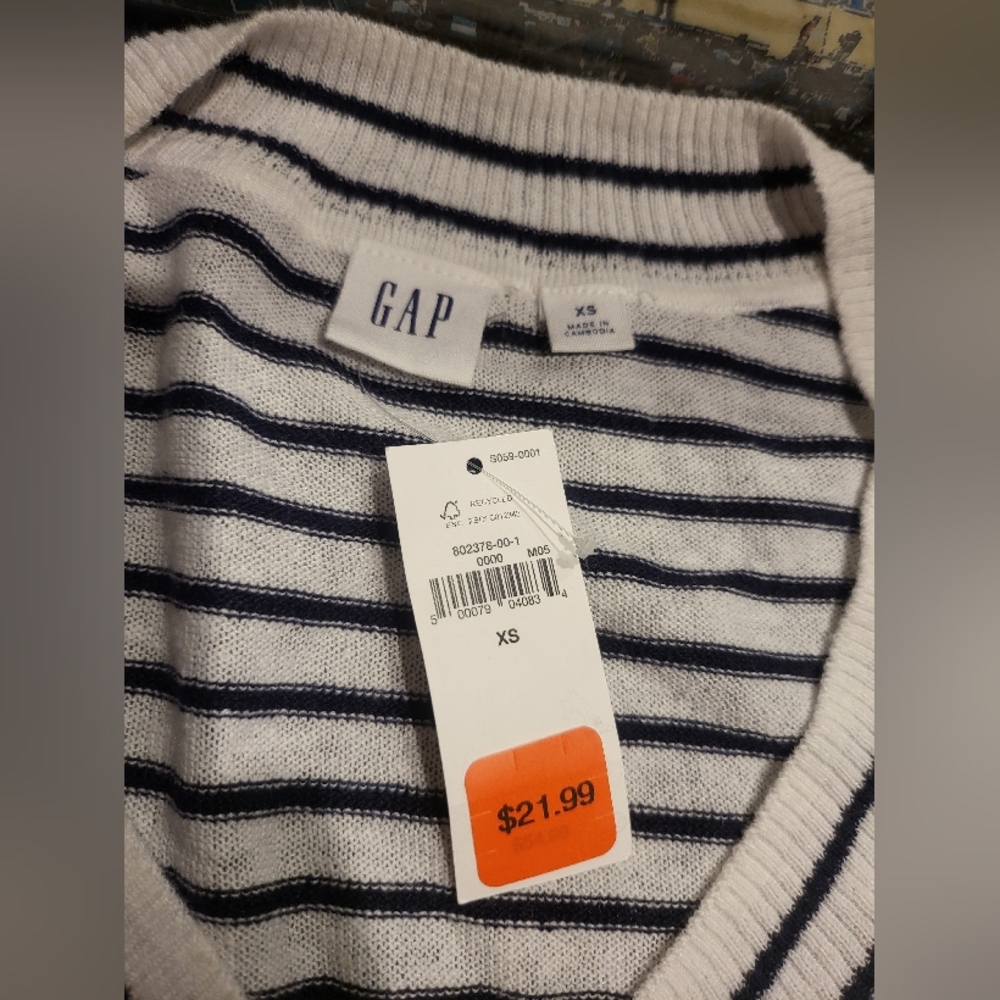 GAP Women's V-Neck Sweater